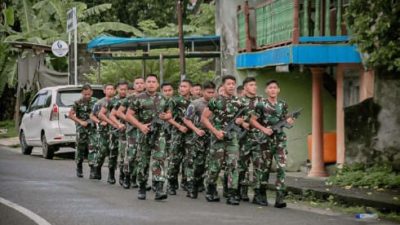 Prajurit Satgas Pamtas Yonarmed 11 Kostrad Lari Bersenjata 5 KM